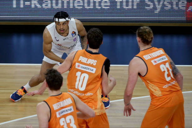 对决中保持 对决中保持